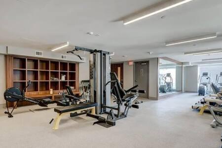 Guest Favorite Riverside Retreat- Walking Trails, Downtown Near Stampede! Free Banff Pass, Wine, Gym, Parking! YYC Esterno foto